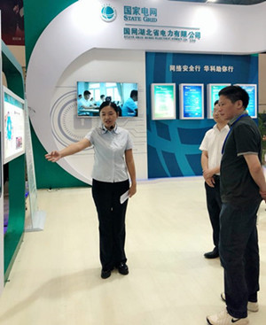 武汉市市委宣传部副部长、市网信办主任严中兴一行参观公司展台并指导工作_副本_副本.jpg